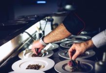 Dans le Noir Offers Diners a Meal in Total Darkness