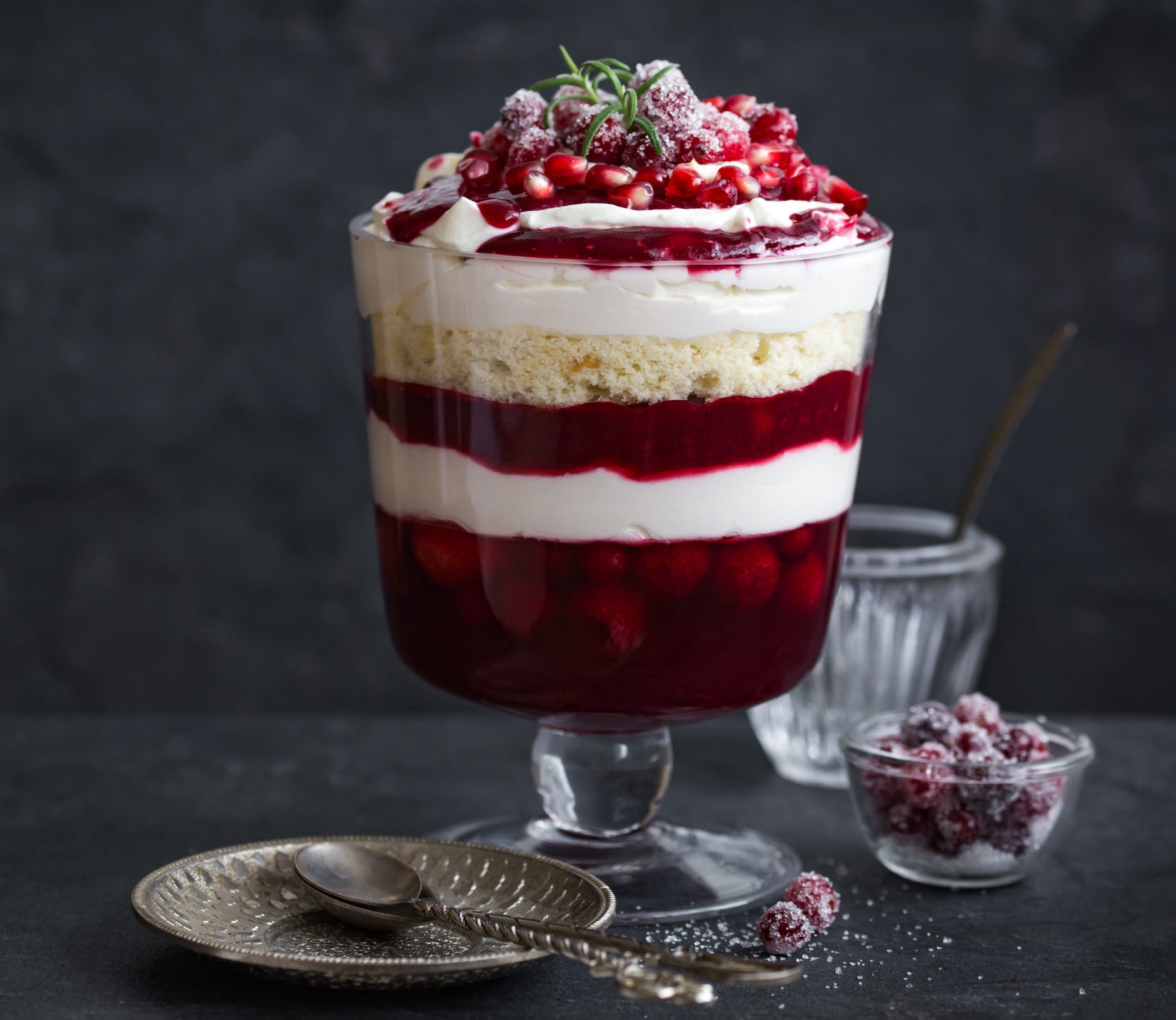 Trifle перевод. Трайфл. Трайфл английский десерт. Трайфл клубника со сливками. Trifle пустяк.