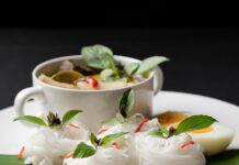 Try Making Eggplant Curry With This Perfect Recipe Curry dish with noodle rolls